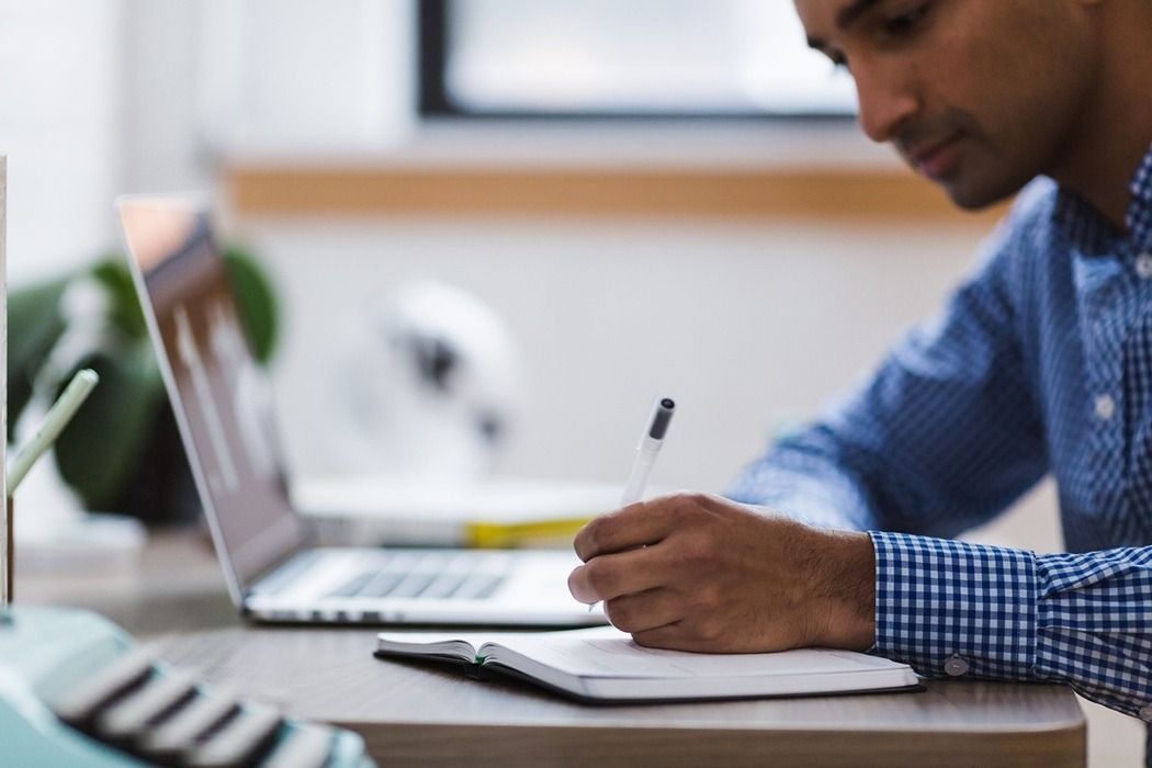 Mann vor Laptop sucht digitalisierten Beruf
