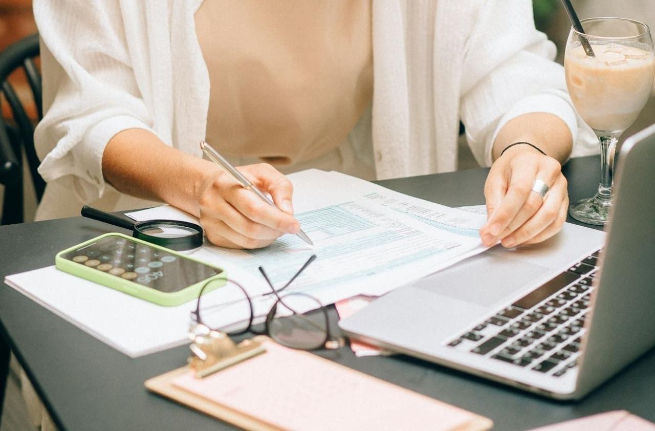 Frau liest Bewerbungsanschreiben als Informatikerin