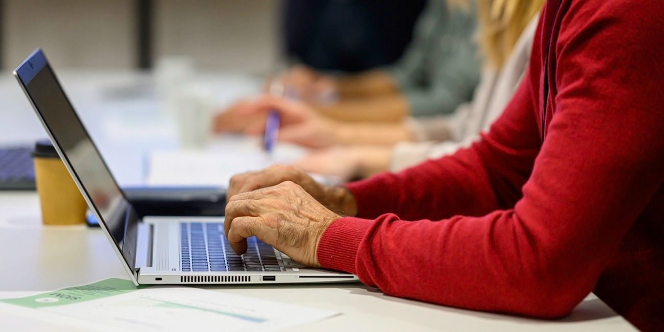 Fachkraft vor Laptop entwickelt KI-Software