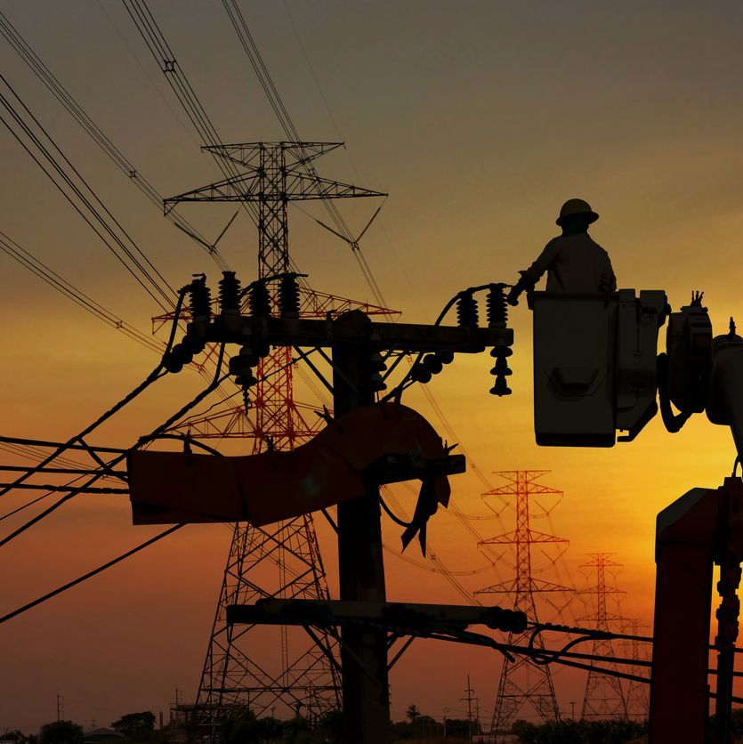 One tech power transmission line worker