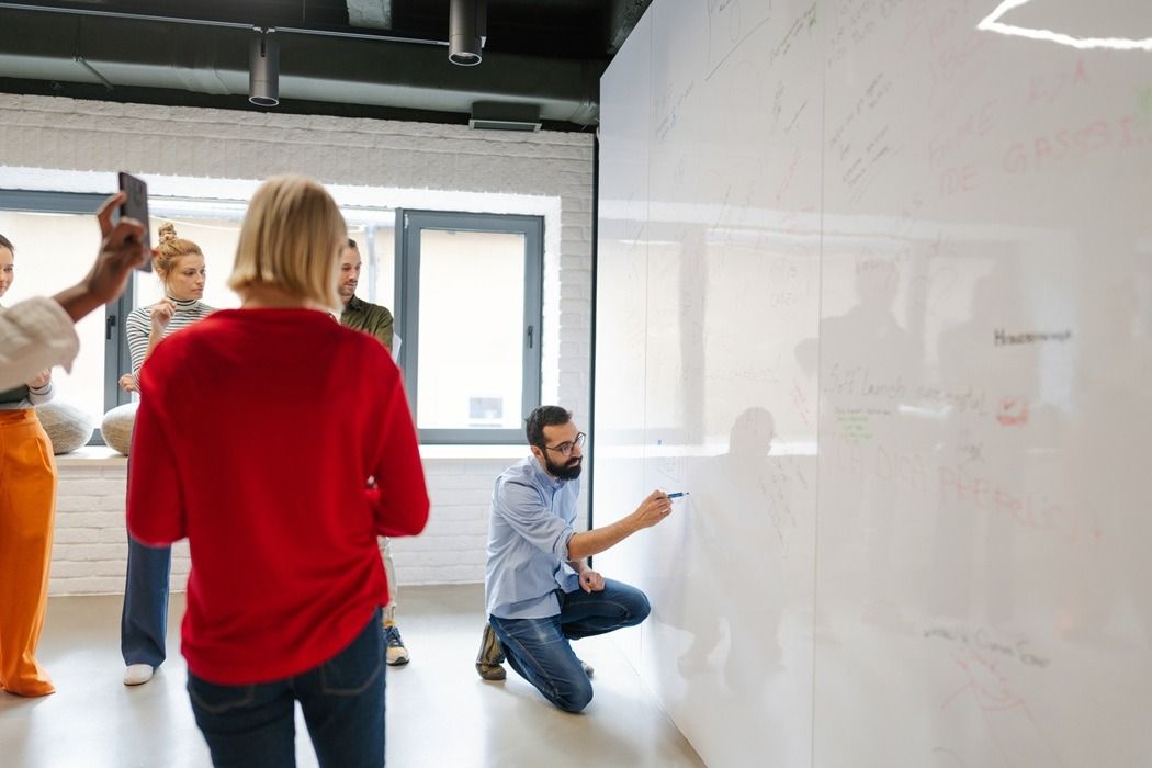 Team-Meeting zu KI in der Softwareentwicklung