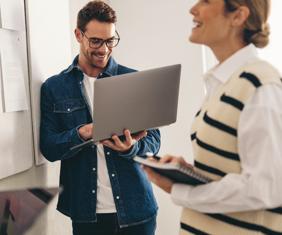 Hiring manager requesting bespoke salary benchmarking on laptop