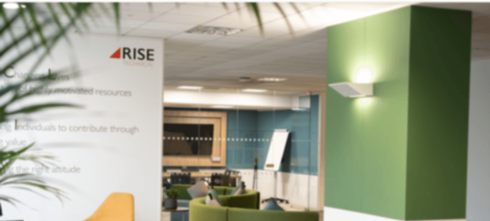 Büroinnenraum von Rise Technical in Bristol mit grüner Akzentwand und Branding