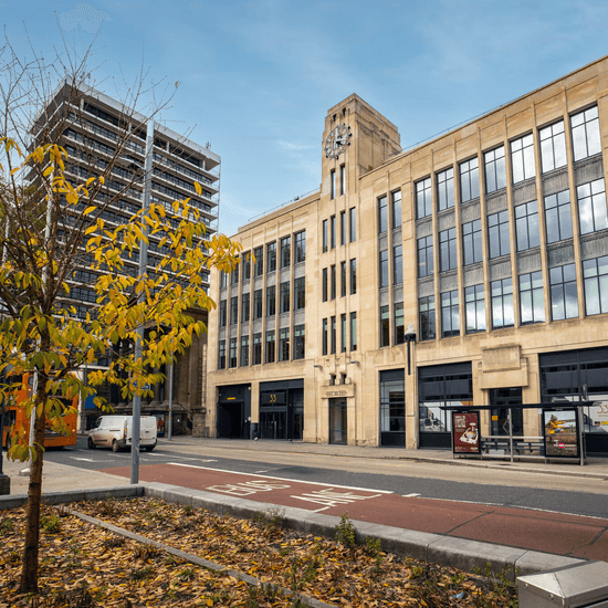 Bürogebäude von Rise Technical in Bristol mit Uhrenturm an einer Stadtstraße