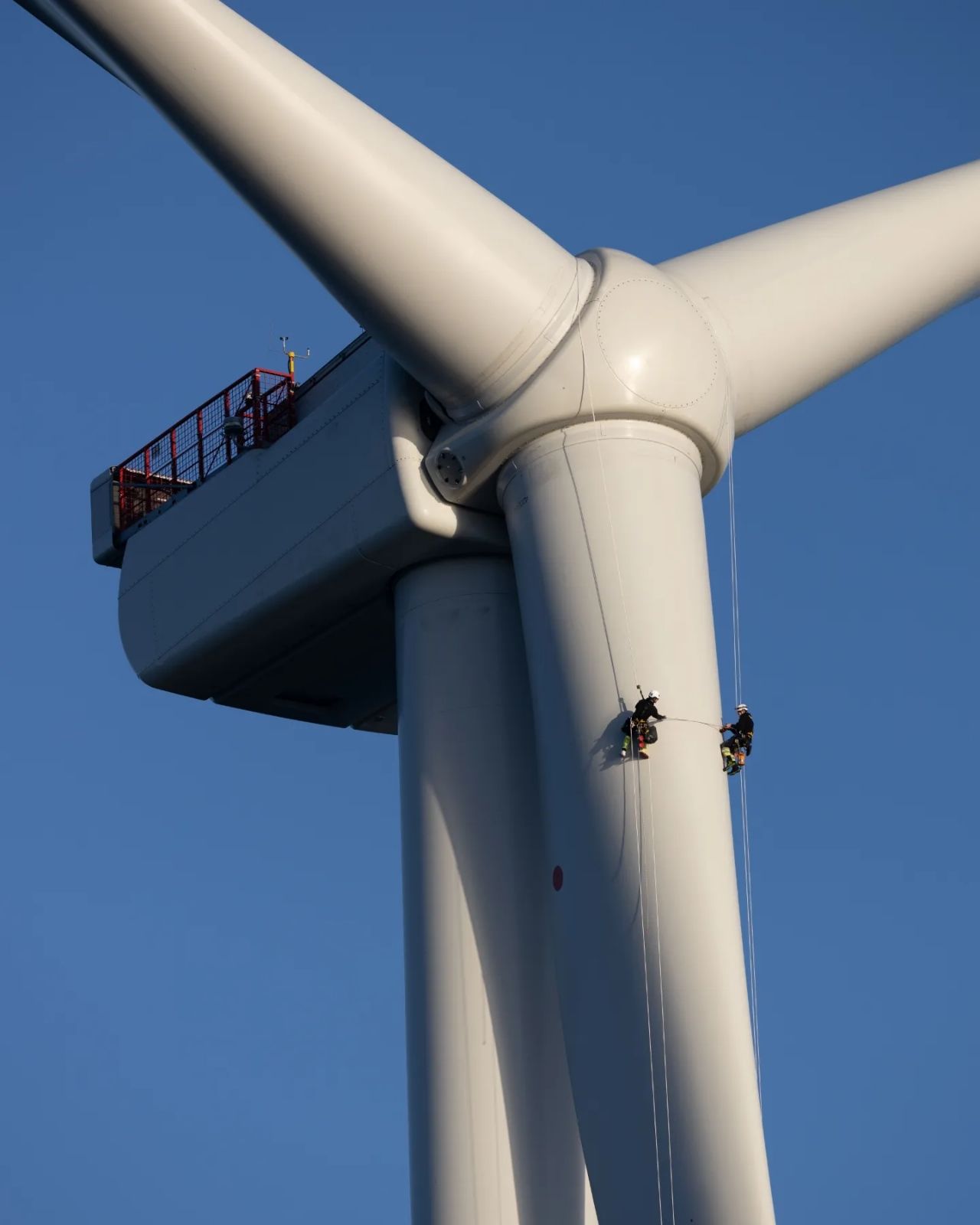 How to Hire an Offshore Wind Project Manager in the UK