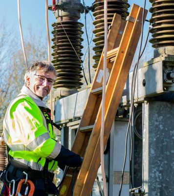  How to Hire a Transmission Project Director | HV Substations & OHL