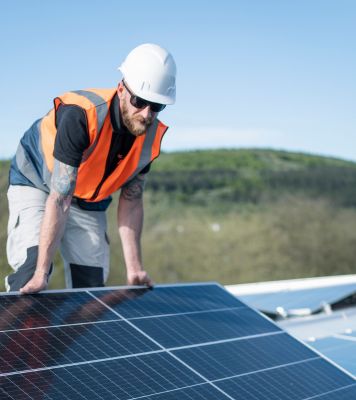 Hire Solar Project Managers for Utility-Scale Farms