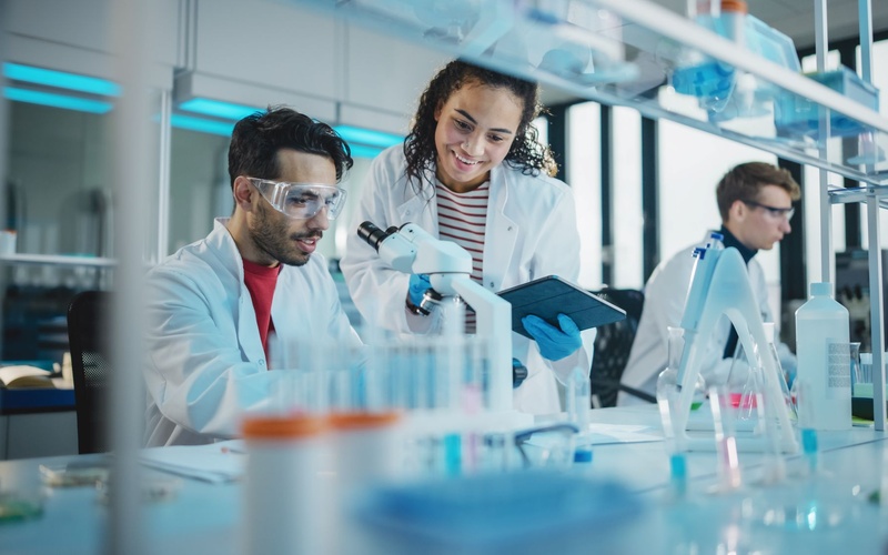 How Are Pharma & Biotech Teams Restructuring Their QA/QC Functions?
